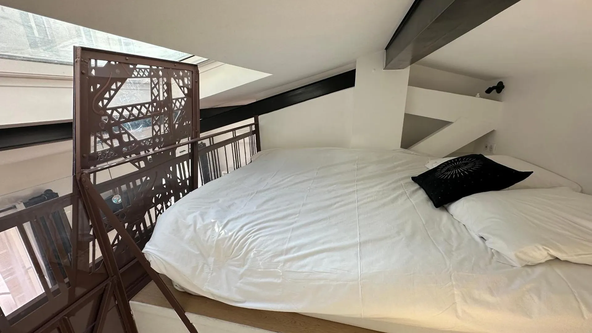 Beatrice Et Emmanuel Meuble Eiffel Aparthotel Paris