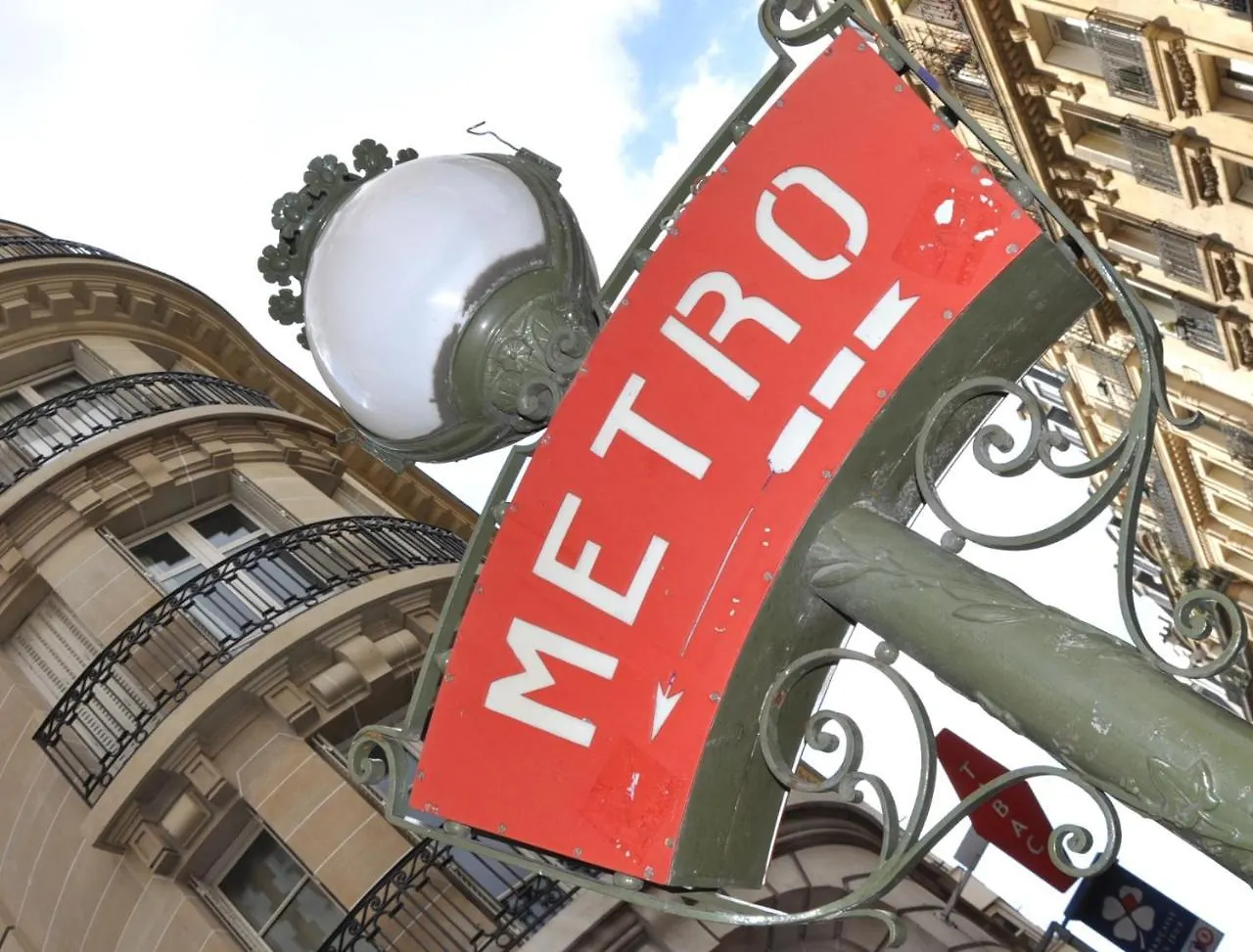 Beatrice Et Emmanuel Meuble Eiffel Aparthotel Paris France